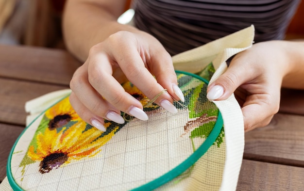 artystka haftująca wzór